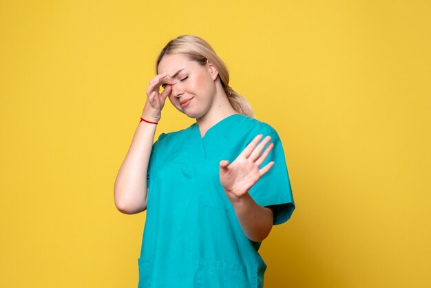 Вид спереди женщина-врач в медицинской рубашке, медсестра пандемии covid