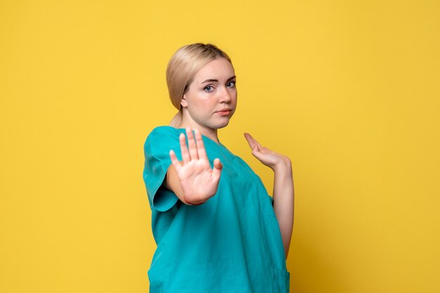 Foto gratuita medico femminile di vista frontale in camicia medica, emozione covid-19 del medico dell'infermiera pandemica