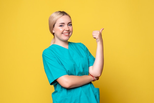 Medico femminile di vista frontale in camicia medica, emozione del medico dell'infermiera pandemica covid-19