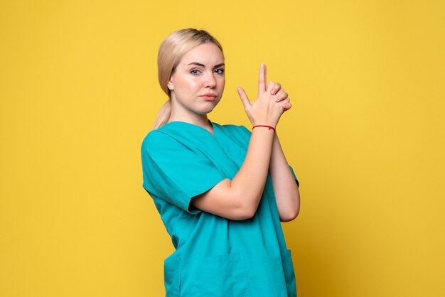 医療シャツのポーズで正面図の女性医師、パンデミック看護師メディックcovid-19感情