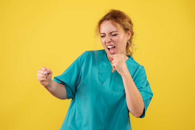 기뻐하는 의료 셔츠에 전면보기 여성 의사, 병원 건강 의료진 Covid 간호사 색상
