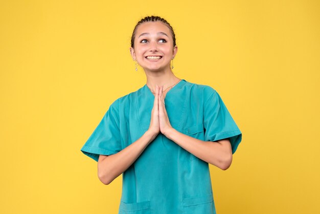 笑顔と夢を見ている医療シャツの正面図の女性医師、covid-19健康病院ウイルス色看護師の感情