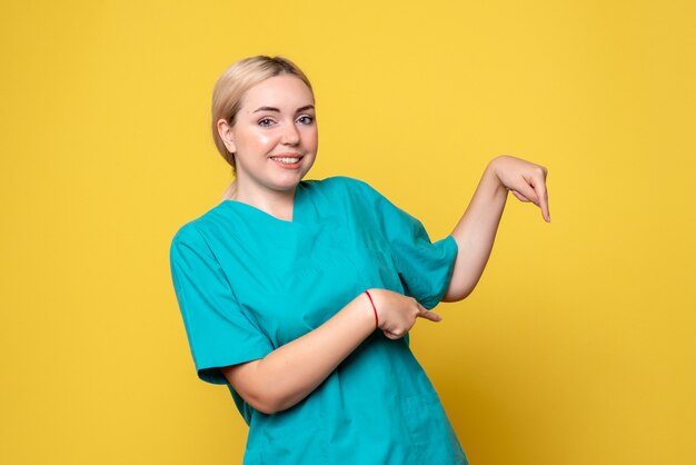 Вид спереди женщина-врач в медицинской рубашке улыбается, медсестра, медсестра, больница, пандемия covid