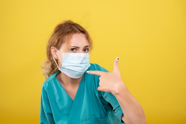 의료 셔츠와 멸균 마스크의 전면보기 여성 의사, 색상 covid-19 바이러스 건강 감정 전염병