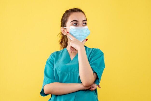 의료 셔츠와 멸균 마스크의 전면보기 여성 의사, 색상 건강 유니폼 COVID-19 바이러스