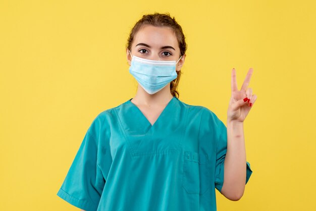 医療シャツと滅菌マスク、コロナウイルスユニフォームウイルスcovid-19パンデミック健康の正面の女性医師