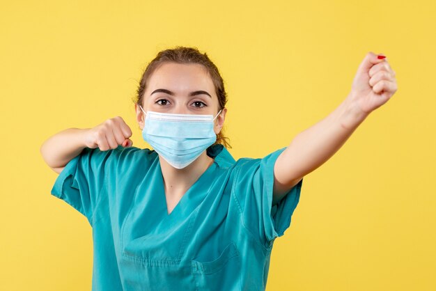 의료 셔츠와 멸균 마스크, 건강 유행성 색상 covid-19 바이러스 유니폼에 전면보기 여성 의사