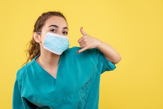 医療シャツと滅菌マスク、健康ウイルスの均一な色covid-19感情の正面の女性医師