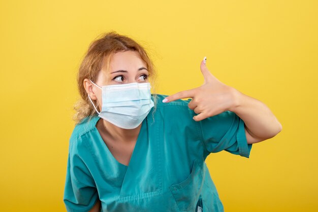 医療シャツと滅菌マスク、病院の色covid-19ウイルス健康感情パンデミックの正面図女性医師