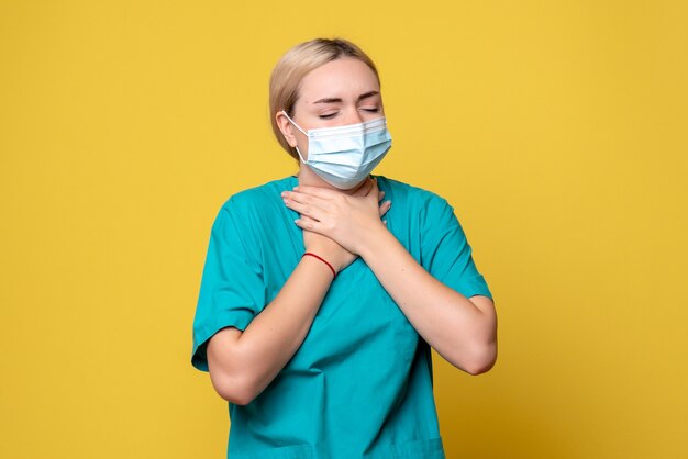 의료 셔츠와 멸균 마스크, 병원 의료진 간호사 전염병 건강에 전면보기 여성 의사