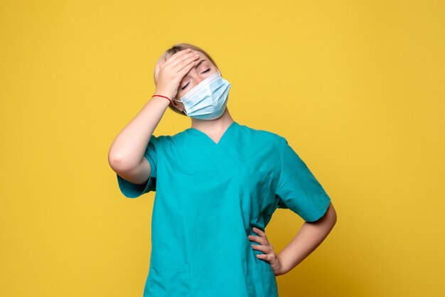 Вид спереди женщина-врач в медицинской рубашке и стерильной маске, медсестра больницы, медик covid-19