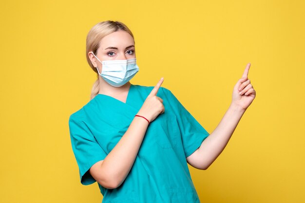 Вид спереди женщина-врач в медицинской рубашке и стерильной маске, медсестра больницы covid medic
