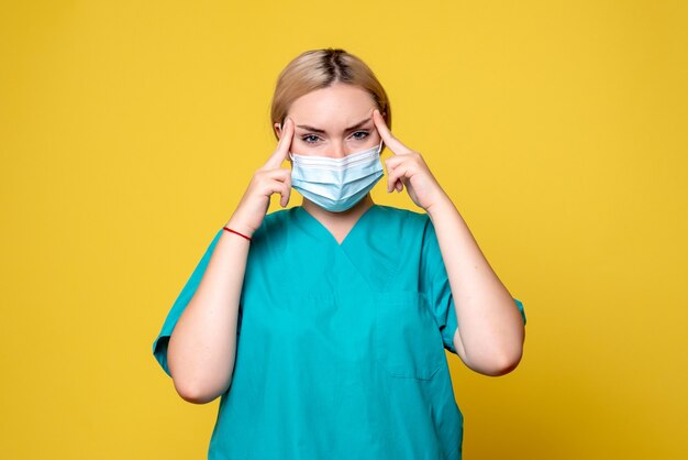 Вид спереди женщина-врач в медицинской рубашке и стерильной маске подчеркнула, медсестра больницы пандемии covid