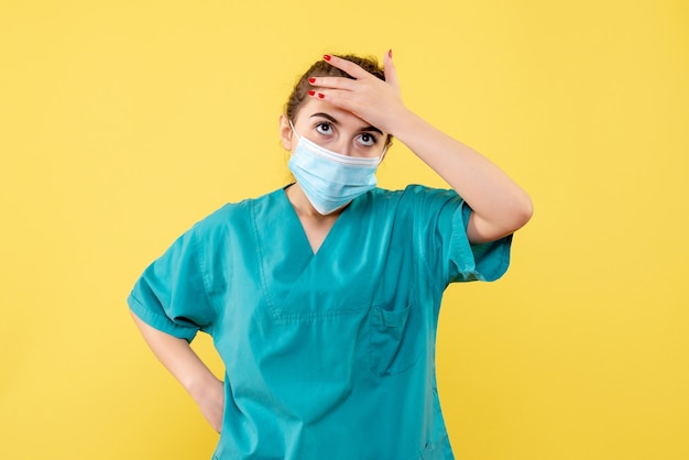 의료 셔츠와 멸균 마스크의 전면보기 여성 의사, 균일 한 바이러스 COVID-19 대유행 건강