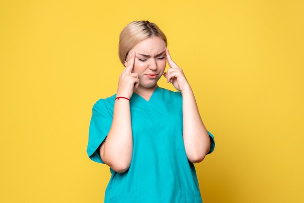 두통, 감정 전염병 간호사 COVID-19 의료진으로 고통받는 의료 셔츠에 전면보기 여성 의사