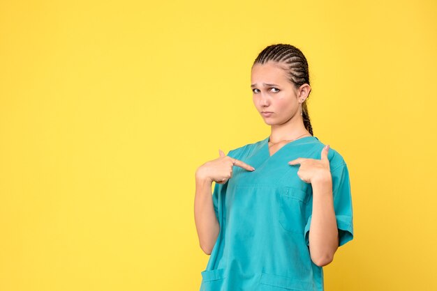 Вид спереди женщина-врач в медицинской рубашке, больница медсестры цвета вируса covid-19