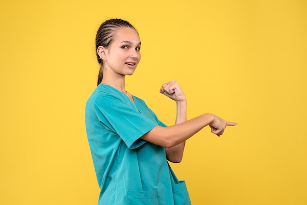 Medico femminile di vista frontale in camicia medica, colore covid di emozione di salute del virus