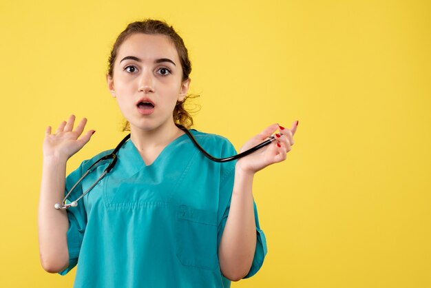 Medico femminile di vista frontale in camicia medica, salute covid-19 di emozione di colore uniforme del virus