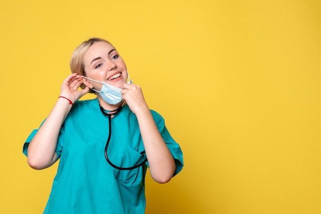Вид спереди женщина-врач в медицинской рубашке в маске, пандемия здоровья в больнице медсестры covid-19