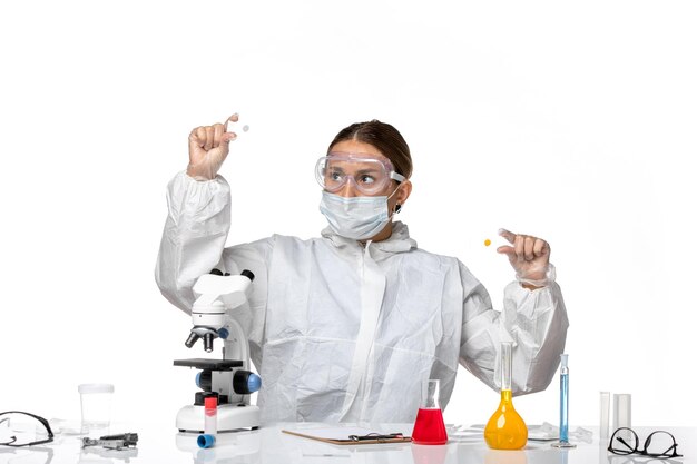 보호 복 및 마스크 흰색 배경 의학 건강 유행성 바이러스 코로나 바이러스에 샘플을 들고 전면보기 여성 의사