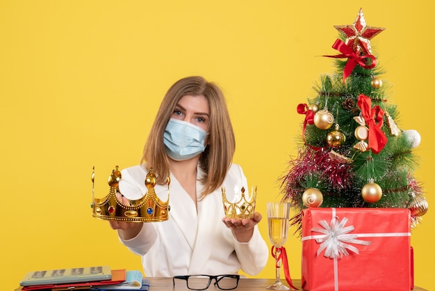 Medico femminile di vista frontale in maschera sterile con corona