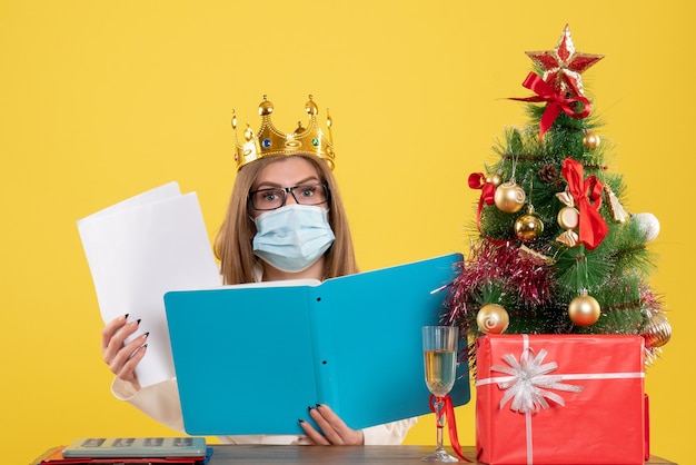 Free photo front view female doctor in sterile mask with documents