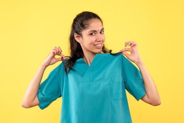 彼女の制服を保持している制服を着た女性医師の正面図