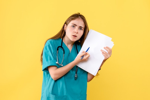 노란색 배경 건강 바이러스 병원 간호사에 대한 분석과 전면보기 여성 의사