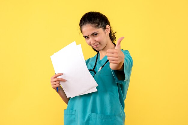 親指を立てるサインを作る文書と正面図の女性医師