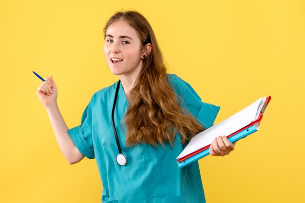 Vista frontale della dottoressa con note mediche