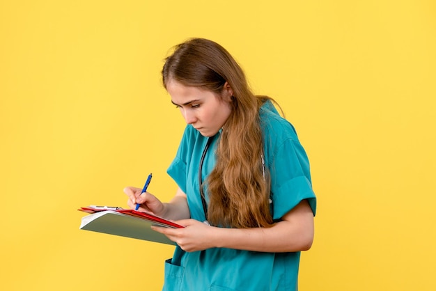 Free photo front view of female doctor with medical notes