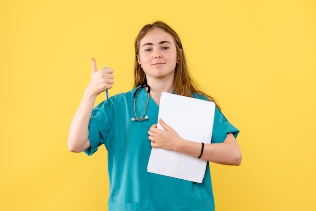 Женщина-врач с бумагами, вид спереди