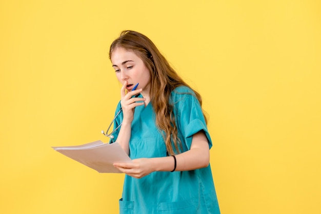 Vista frontale della dottoressa con documenti