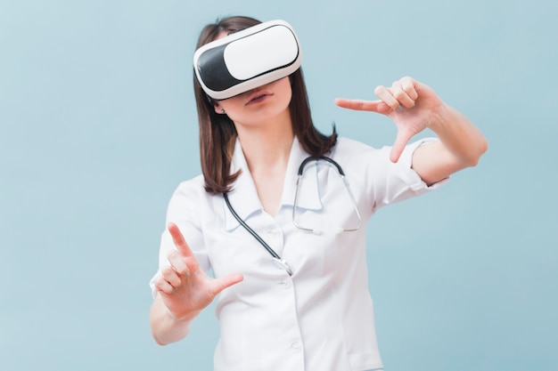 Вид спереди женщина-врач с гарнитурой виртуальной реальности