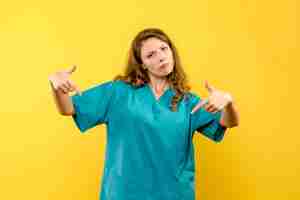 Free photo front view female doctor on yellow space