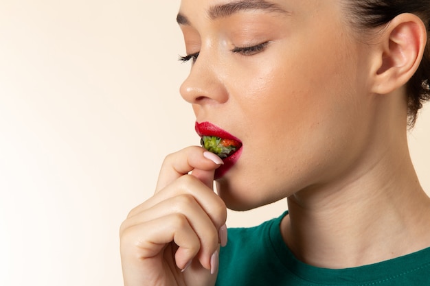 Free photo front view female eating strawberry