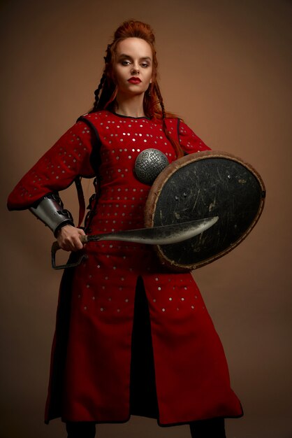 鎧の女性剣闘士の正面図