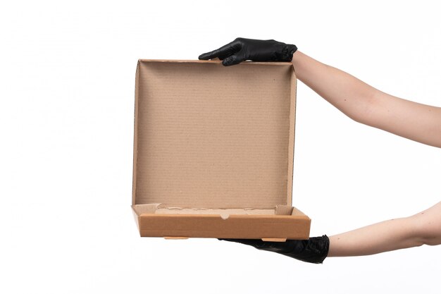 Вид спереди женская рука держит пустую коробку доставки на белом