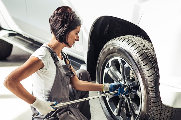 Free photo front view female mechanic employee