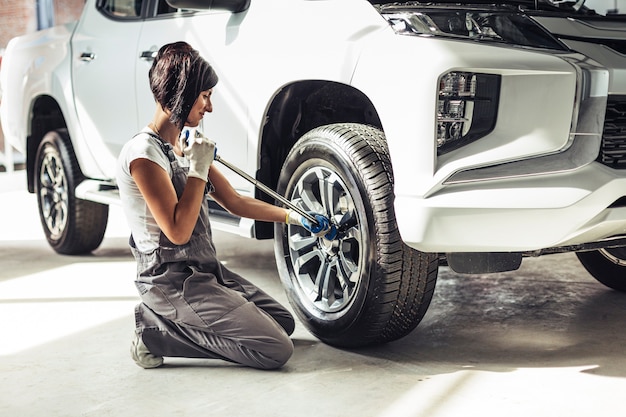 フロントビュー女性メカニック修理車