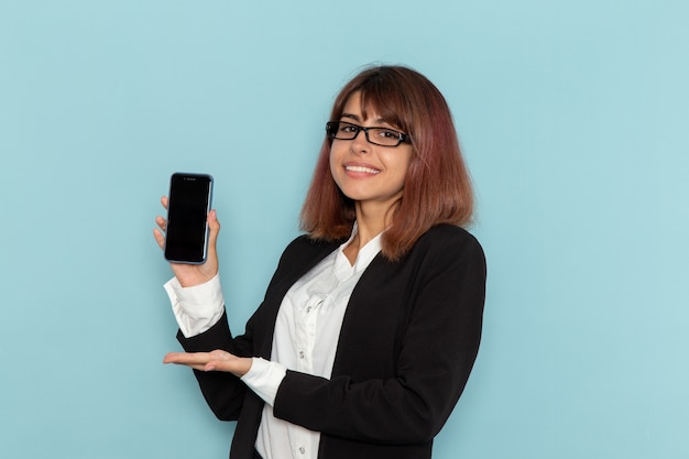 Вид спереди женский офисный работник, держащий смартфон на синей поверхности