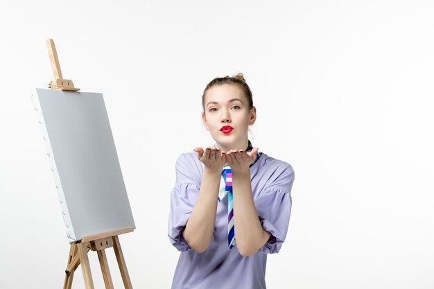 Женщина-художник, вид спереди с мольбертом для рисования на белой стене, выставка фотохудожников, рисование, искусство, эмоции