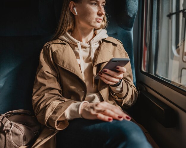 音楽を聴いている正面図の女性の乗客