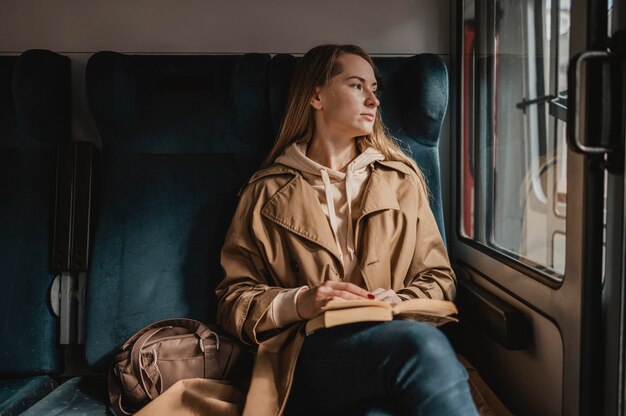 電車の中で座っている正面図の女性の乗客
