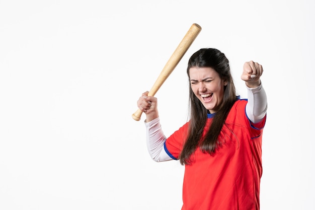 Foto gratuita giocatore femminile di vista frontale con la mazza da baseball