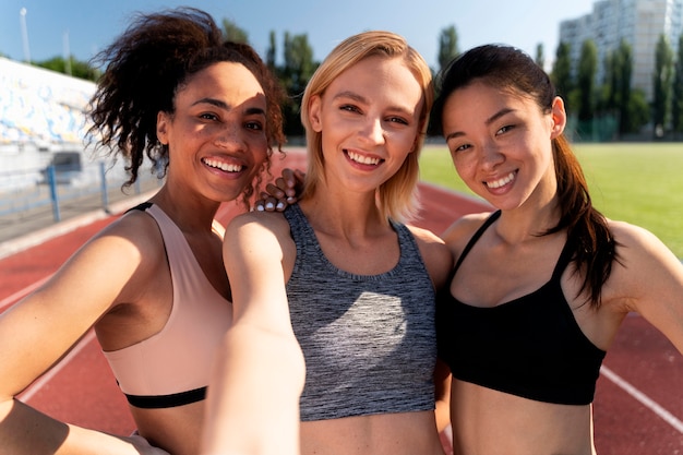 Foto gratuita corridori femminili di vista frontale che prendono un selfie