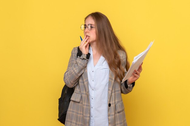 ファイルと女子学生の正面図