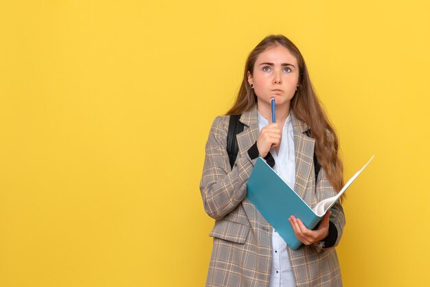 Vista frontale della studentessa che scrive appunti