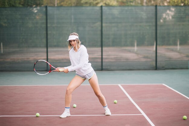 正面の女性テニスプレーヤーのフィールド