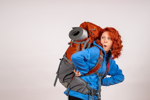 Foto gratuita turista femminile di vista frontale che va in viaggio di montagna con lo zaino